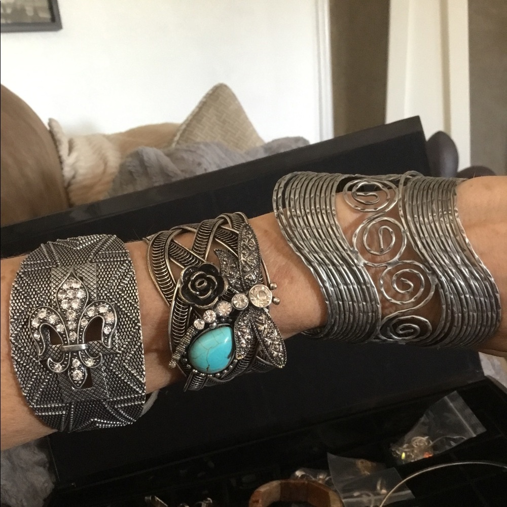 3 for $13
Silver Fleur De Lis Bracelet - Picture 3 of 3